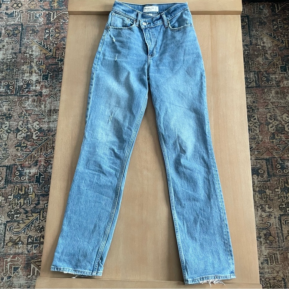 Abercrombie & Fitch Curve Love Criss Cross 90s Straight Ultra High Rise Jeans - Picture 3 of 11